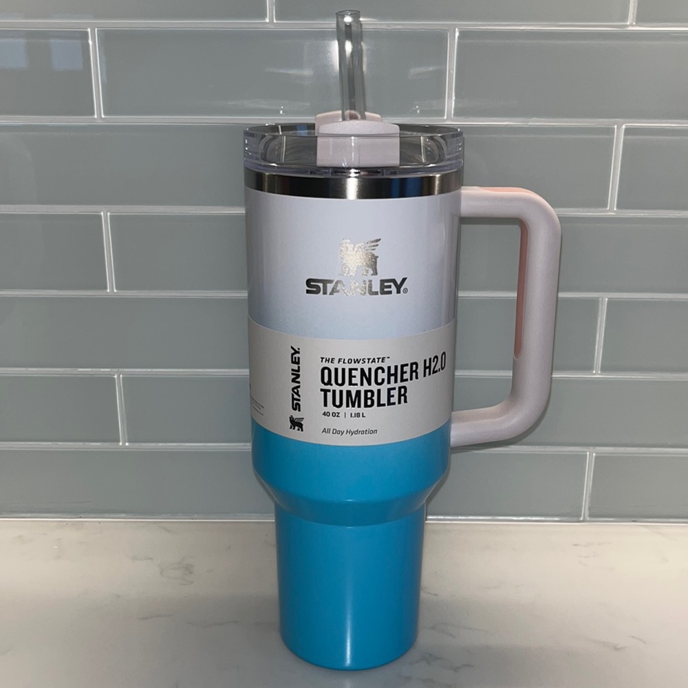 BRAND NEW
40 oz Stanley adventure quencher tumbler
Color: Pool Ombré